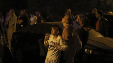 Người dân Kyiv chạy ra khỏi nhà khi nghe tiếng còi báo động giữa đêm. Ảnh: AP