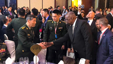 Bộ trưởng Quốc phòng Trung Quốc Lý Thượng Phúc và người đồng cấp Mỹ Lloyd Austin bắt tay trong bữa tối khai mạc Đối thoại Shangri-La lần thứ 20 tại Singapore hôm thứ Sáu. Ảnh: Weibo