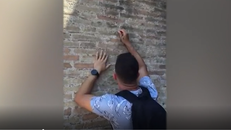 Đối mặt với án tù vì khắc tên bạn gái lên Đấu trường Colosseum 