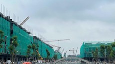 Dòng sông dài 830 m đã được dẫn nước và đang tiếp tục hoàn thiện các hạng mục cảnh quan trang trí. 