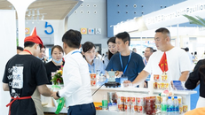 Gian hàng của Vinamilk thu hút nhiều khách tham quan, trải nghiệm sản phẩm.