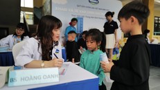 Các bác sĩ Trung tâm Dinh dưỡng Vinamilk khám và tư vấn dinh dưỡng cho các em học sinh Trường Tiểu học Húc Động. 