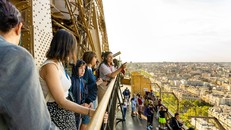 Ngủ quên trên Tháp Eiffel vì say rượu