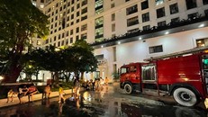 Dập tắt đám cháy tại căn hộ thuộc tầng 6 nhà chung cư tại Hà Nội