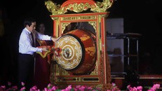 Phó Bí thư Thường trực Tỉnh ủy, Chủ tịch HĐND tỉnh Thái Bình Nguyễn Tiến Thành đánh trống khai hội. 