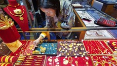 Gen Z Trung Quốc đổ xô tích trữ vàng