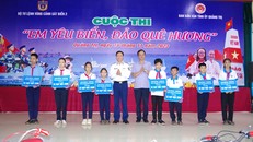 Bộ Tư lệnh Vùng Cảnh sát biển 2 và Ban Dân vận Tỉnh ủy Quảng Trị trao xe đạp tặng các em học sinh.