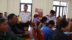 Phát tờ rơi tuyên truyền phòng chống IUU cho bà con ngư dân huyện Hải Lăng.