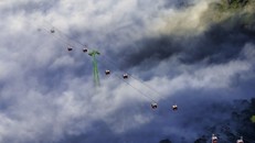 Cáp treo chở du khách “xuyên qua” những đám mây để tới đỉnh Bà Nà (Đà Nẵng). Ảnh: Phạm Phùng