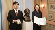 GS. Shimon Sakaguchi trở thành Chủ nhân Giải thưởng Paul Elrich và Ludwig Darmstaedter, giải thưởng mang tên nhà miễn dịch học vĩ đại người Đức Paul Elrich (1854-1915). Ảnh: IFReC, Đại học Osaka