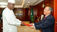 Đại sứ Việt Nam tại Ethiopia Nguyễn Nam Tiến trình Thư ủy nhiệm lên Chủ tịch Ủy ban Liên minh châu Phi Moussa Faki Mahamat. Ảnh: TTXVN 