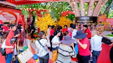 Đông đảo khách tham quan tại gian hàng CHIN-SU.