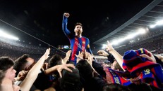Đấu giá tờ khăn giấy Messi ký nháp hợp đồng với Barcelona 