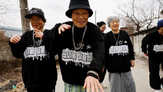 Bà Park Jeom-sun, 81 tuổi, (giữa) trưởng nhóm "Suni và Bảy nàng công chúa". Ảnh: Reuters