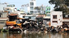 Hỗ trợ các gia đình bị hỏa hoạn ven kênh Tàu Hủ