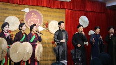 Mở màn chương trình là tiết mục “Mời nước mời trầu” của các học viện lớp Quan họ 48 giờ. Ảnh: Thanh Huyền