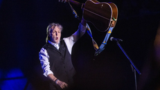 Nhạc sĩ huyền thoại Paul McCartney trở thành tỷ phú