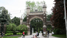 Giá cả đắt đỏ, nhiều người Canada không dám chôn người thân