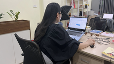 Hà Trang thường xuyên phải tăng ca nhưng không được nhận thêm lương. Ảnh: NVCC