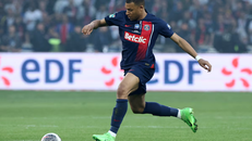 Mbappe ngẩng cao đầu rời nước Pháp