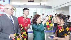 Phó Chủ tịch HĐQT Vietjet Nguyễn Thanh Hà, Quyền Phó Đại sứ Australia tại Việt Nam - Ông Daniel Ross cùng chào đón các hành khách bay từ Hà Nội đến Melbourne.