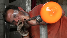 Nghệ nhân Cuba "thổi hồn" cho thủy tinh tái chế 