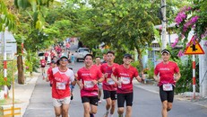 Các vận động viên băng qua con đường rợp bóng cây xanh của làng Bích họa Tam Thanh.