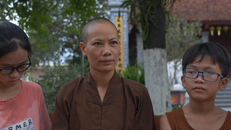 Sư thầy Thích Đàm Thảo cùng hai trong số bảy trẻ được cưu mang tại chùa Thái Ân.