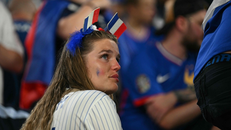 Cổ động viên Pháp ngậm ngùi sau thất bại của đội nhà