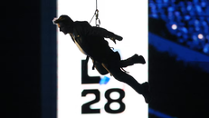 Tom Cruise trình diễn tại lễ bế mạc Olympic