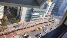 'Bão corona' ập đến - người Hàn Quốc rồng rắn xếp hàng mua khẩu trang