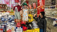 Tới thời khẩu trang, nước rửa tay chất đầy kệ nhưng không ai mua