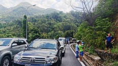 Mùa du lịch nóng trở lại, dòng xe kẹt cứng trên đèo Bảo Lộc