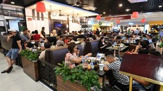 Tất cả nhà hàng phục vụ ăn uống nhiều thời điểm đều không còn chỗ trống (Ảnh: Zingnews)