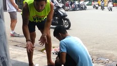 Một du khách bị ép đánh giầy trên đường phố Hà Nội (Ảnh Internet)