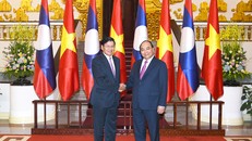 Thủ tướng Chính phủ Nguyễn Xuân Phúc và Thủ tướng Chính phủ Lào Thongloun Sisoulith. Ảnh: VGP/Quang Hiếu
