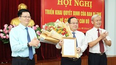 Các đồng chí: Phó Trưởng Ban Tổ chức Trung ương Mai Văn Chính, Bí thư Tỉnh ủy Đồng Nai Nguyễn Phú Cường trao quyết định và chúc mừng đồng chí Quản Minh Cường.