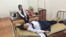 Hàng chục học sinh cùng 2 cô giáo đi cấp cứu ở Hải Phòng/ ảnh: TPO