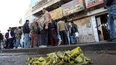 Cư dân địa phương tụ tập tại hiện trường vụ đánh bom tự sát đôi quảng trường Tayaran, trung tâm Baghdad, Iraq,15-1-2018.