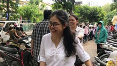 Một nữ sinh cùng mẹ tươi cười sau khi làm bài thi Ngữ văn sáng nay. Ảnh: D.H
