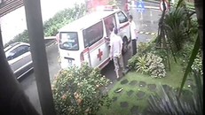 Xe cấp cứu bị chặn lại, không được vào gần tòa nhà để đưa bệnh nhân đến bệnh viện