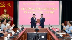 GS,TS Nguyễn Xuân Thắng, Ủy viên Bộ Chính trị, Giám đốc Học viện Chính trị quốc gia Hồ Chí Minh, Chủ tịch Hội đồng Lý luận Trung ương trao Quyết định bổ nhiệm chức danh Viện trưởng Viện Triết học cho đồng chí Đặng Quang Định. Ảnh: HCMA