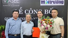 Lãnh đạo Hội Kinh tế Môi trường Việt Nam trao quyết định phân công nhiệm vụ cho luật sư Trương Anh Tú.