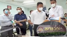 Các y bác sĩ cùng cơ quan chức năng đang thăm, khám cho bệnh nhân vụ ngộ độc.