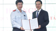 Ông Bùi Hoàng Phương (trái) đã trải qua nhiều vị trí lãnh đạo tại các đơn vị trong Bộ Thông tin và Truyền thông.