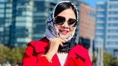 Phu nhân Đại sứ Việt Nam tại Mỹ Nguyễn Quốc Dũng, bà Trần Thị Bích Vân quàng chiếc khăn Hoa Bông thuộc Bộ sưu tập Nghệ sĩ của DeSilk theo phong cách retro.