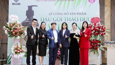 Hà Nguyên (thứ ba từ phải sang) cùng đại diện lãnh đạo Viện Nghiên cứu các bài thuốc dân tộc Việt Nam trong ngày ra mắt sản phẩm dầu gội thảo dược