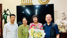 Chủ tịch Liên hiệp các Hội UNESCO Việt Nam Nguyễn Xuân Thắng (ngoài cùng bên phải) và Tổng Biên tập Trần Văn Mạnh tại lễ trao quyết định cho nhà báo Nguyễn Lệ Hằng (thứ hai từ bên phải sang) và nhà báo Lê Thị Bích Ngọc (thứ ba từ bên phải sang).