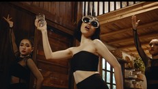 Ca khúc đang nhận nhiều “gạch đá” từ khán giả, bị chỉ trích phản cảm và nghi ngờ đạo nhạc.