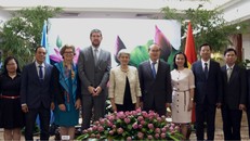 Bà Bokova và ông Nguyễn Thiện Nhân chụp ảnh kỷ niệm